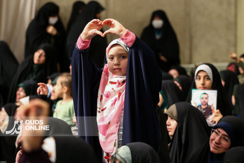 دیدار هزاران نفر از مداحان و ستایشگران اهل بیت(ع) با مقام معظم رهبری