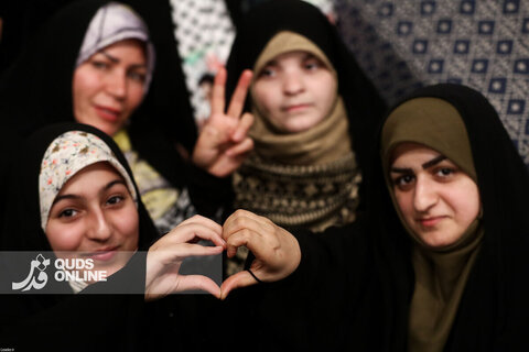 دیدار هزاران نفر از مداحان و ستایشگران اهل بیت(ع) با مقام معظم رهبری