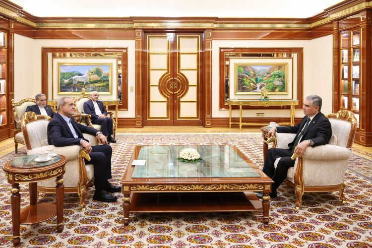 پزشکیان در دیدار رهبر ملی ترکمنستان: جهان امروز محتاج شکل‌گیری اعتماد، صلح و همگرایی میان ملت‌هاست