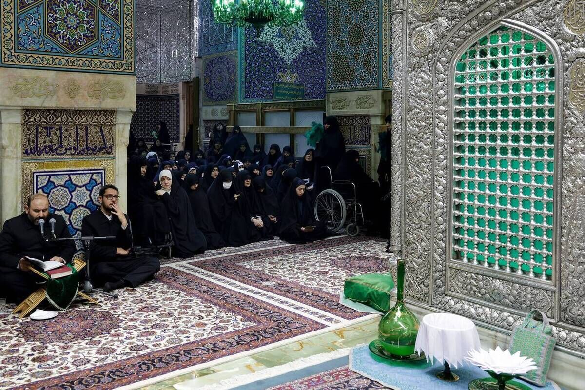 «زیر سایهٔ چادر مادر»
روایتی از غبارروبی ضریح مطهر