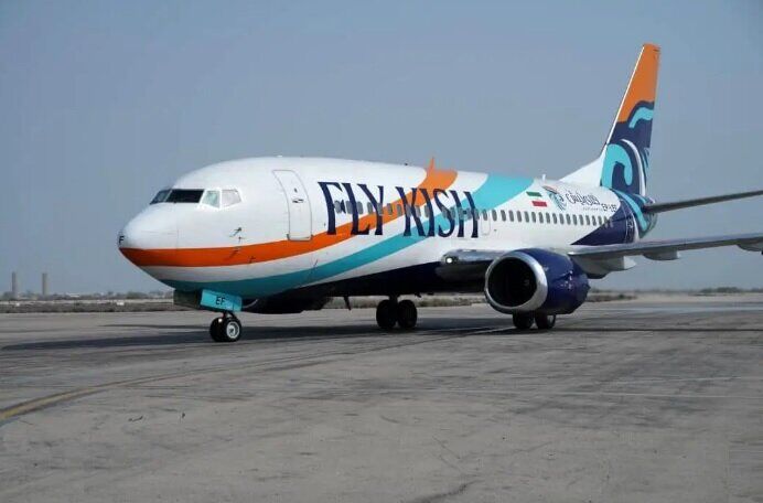 ۱۴ ساعت انتظار بدون توضیح؛ فرود عجیب هواپیما با لاستیک های پاره! + فیلم