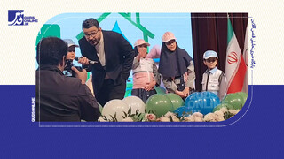 فیلم | لحظه زمین خوردن مجری شبکه ۳ روی سن