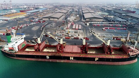 پهلودهی نوزدهمین شناور کالای اساسی در بندر شهید رجایی