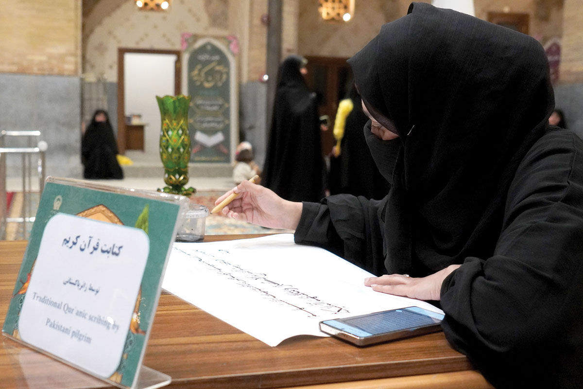 مسافری با بار وحی / روایت حضور و کتابت بانوی خوشنویس اهل پاکستان در حرم مطهر امام رضا(ع)