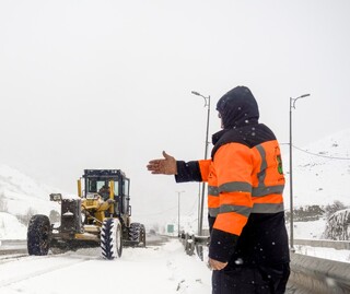 توقف ۱۰ دستگاه اتوبوس و اسکان ۳۰۰ مسافر در شهر ملک‌آباد
