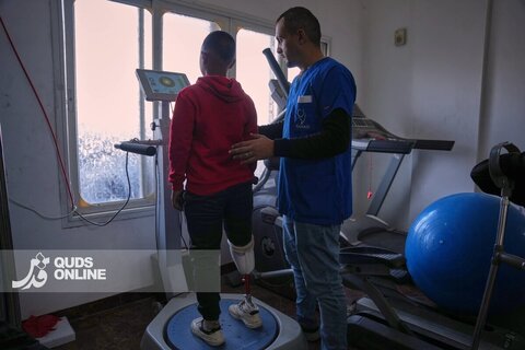 تصاویری از تلاش فلسطینیان قطع عضو شده در بمباران اسرائیل برای ادامه زندگی