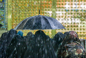 حال خوش زیارت زیر بارش رحمت / روایتی از شب یلدای زودرس مشهدی‌ها