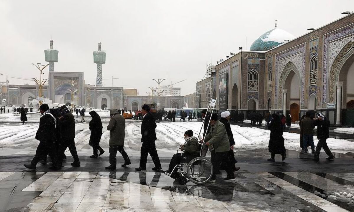 آمادگی کامل حرم مطهر رضوی برای بارش برف و باران در اواخر هفته