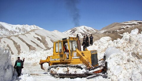 بازگشایی راه‌های مناطق برف‌ گیر جیرفت با تلاش امور عشایر جنوب کرمان
