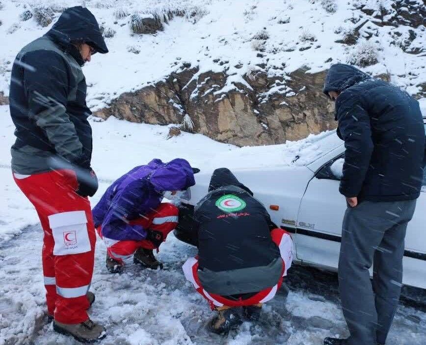 جمعیت هلال احمر اعلام کرد: رهاسازی ۵۹۱ خودروی گرفتار در برف و سیلاب/ امدادرسانی به ۱۳ هزار نفر و اسکان اضطراری ۱۰۹۶