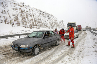 ۳۷۰ کیلومتر از راه‌های اصلی مازندران درگیر برف و بوران شد