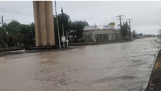 ورود آب به بخش‌هایی از شهر و انسداد یک مسیر روستایی کرمان