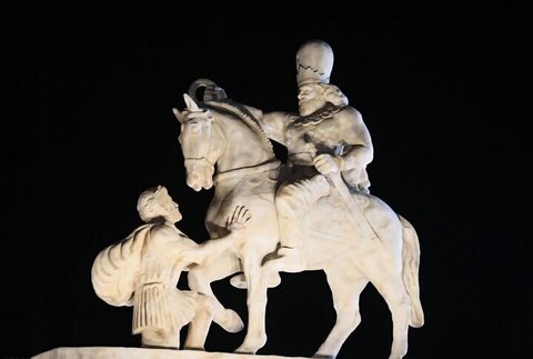 تندیس شاپور شاه در ورودی فرودگاه مهرآباد قرار گرفت