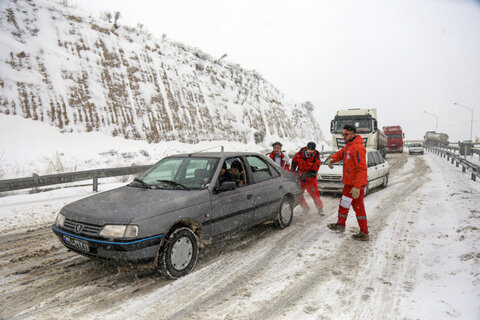 ۳۷۰ کیلومتر از راه‌های اصلی مازندران درگیر برف و بوران شد