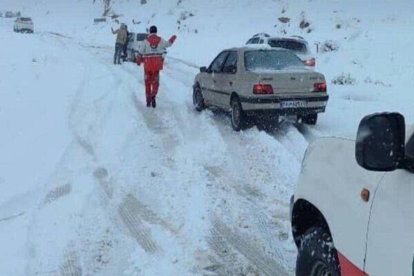بارش یک متری برف در سر بیژن جیرفت، برق شهر راین قطع شد