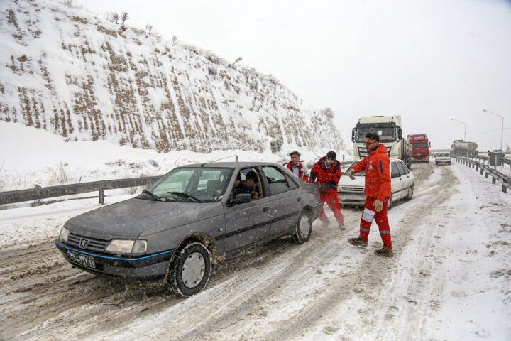 ۳۷۰ کیلومتر از راه‌های اصلی مازندران درگیر برف و بوران شد