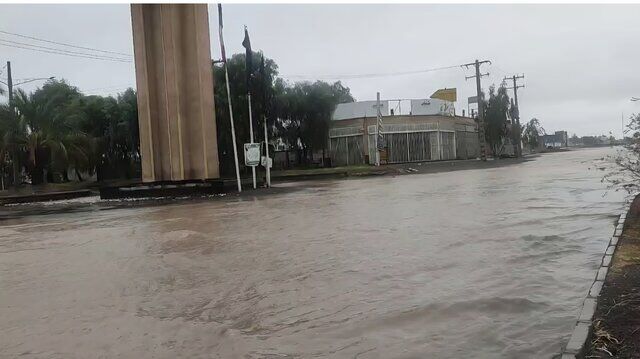 ورود آب به بخش‌هایی از شهر و انسداد یک مسیر روستایی کرمان