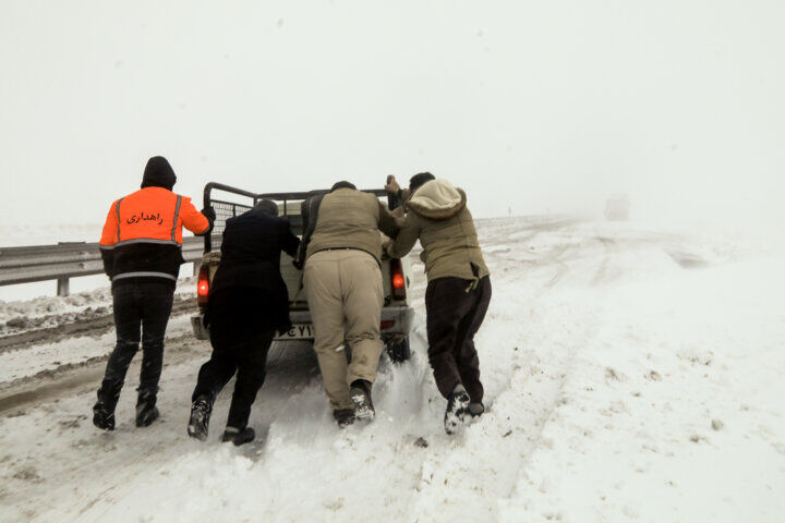 انسداد چهار جاده در فریمان و صالح آباد/ وقوع بهمن در ارتفاعات شیرباد