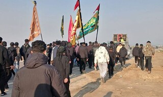 زائران سوگوار سالروز شهادت امام هادی(ع) در مسیر سامرا