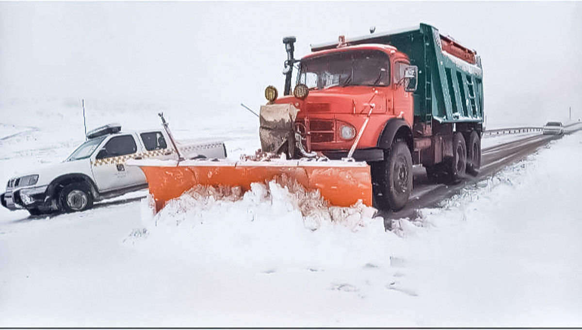 حجم برف در محورهای مسدود، مانع حرکت خودروهای امدادی نیست