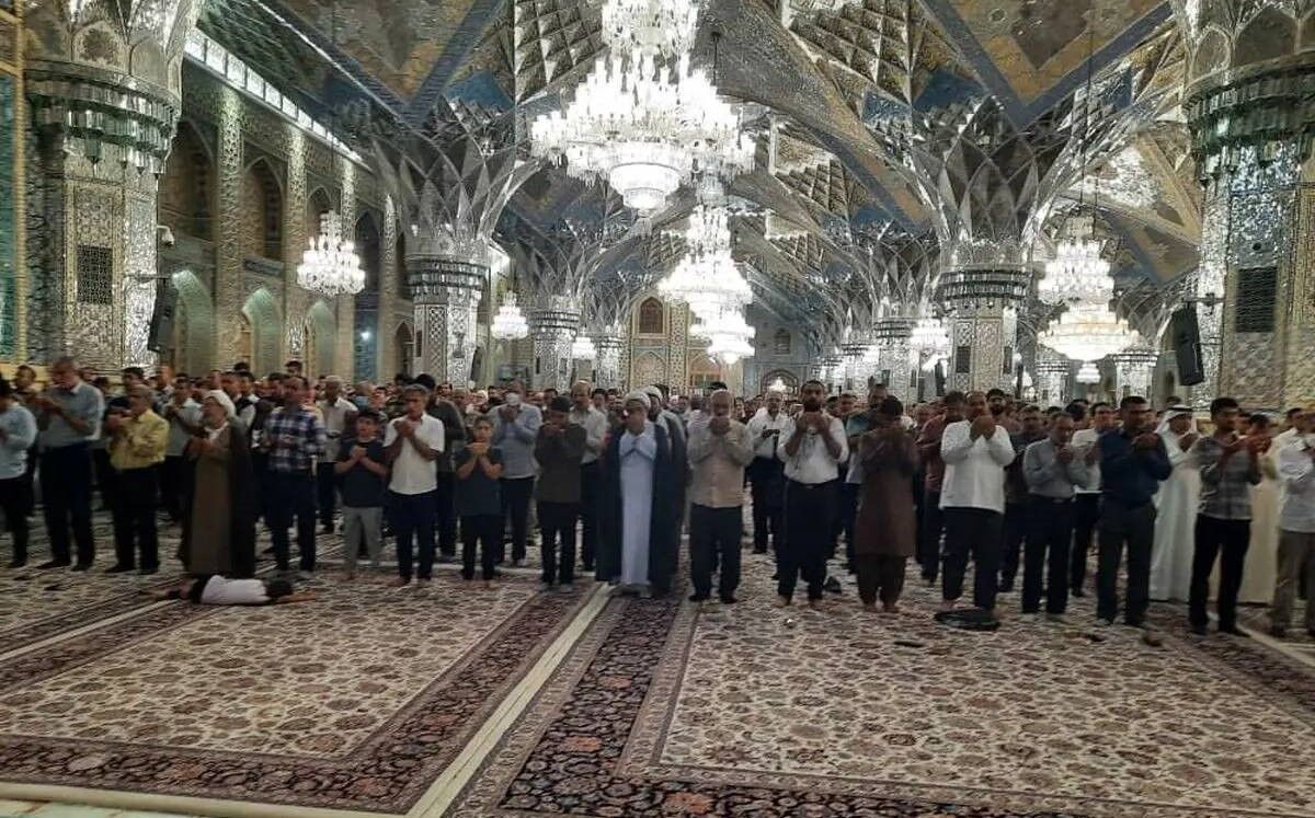 اقامه نماز جماعت صبح در رواق امام خمینی (ره) حرم مطهر رضوی در سه نوبت