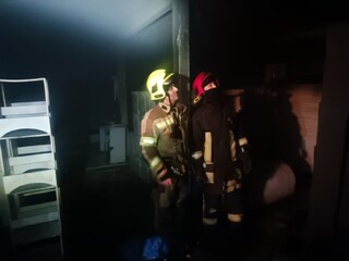 مهار حریق در کارگاه تولید مبل