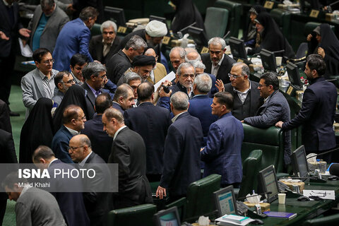 تصاویری از حضور مسعود پزشکیان در صحن علنی مجلس