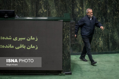 تصاویری از حضور مسعود پزشکیان در صحن علنی مجلس