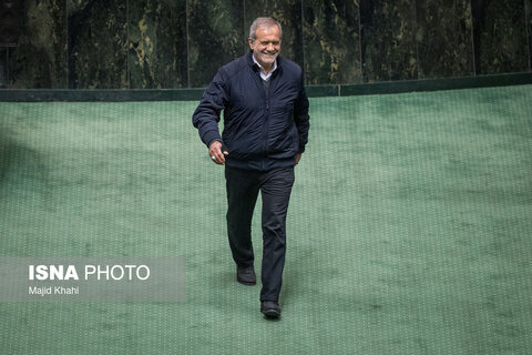 تصاویری از حضور مسعود پزشکیان در صحن علنی مجلس