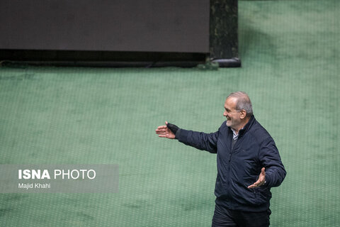 تصاویری از حضور مسعود پزشکیان در صحن علنی مجلس