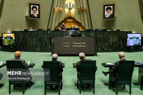 جلسه غیرعلنی نظارتی مجلس با حضور تیم اقتصادی دولت