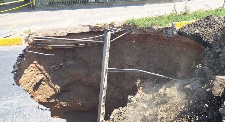 فرونشست زمین، یک بلوار پرتردد در مشهد را مسدود کرد