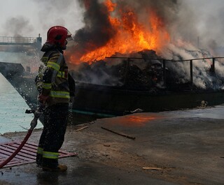 آتش‌سوزی در پارکینگ اسکله فجر جزیره قشم مهار شد