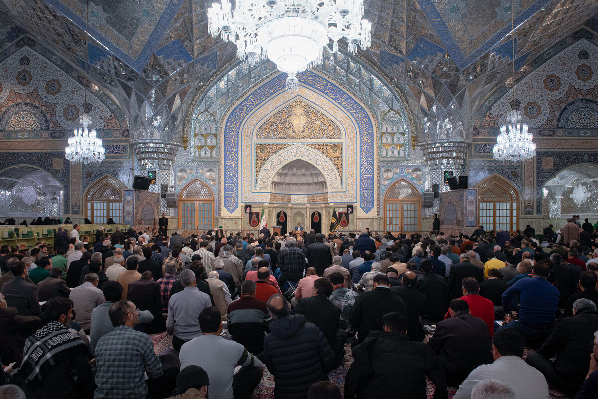 حرم مطهر رضوی در شب لیله الرغائب غرق در زمزمه دعا و مناجات بود