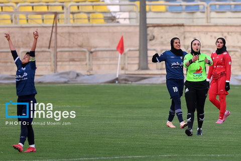 عکس روز | شادی بازیکنان تیم فوتبال زنان گل‌گهر پس از پیروزی مقابل پرسپولیس