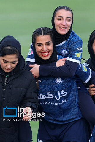عکس روز | شادی بازیکنان تیم فوتبال زنان گل‌گهر پس از پیروزی مقابل پرسپولیس