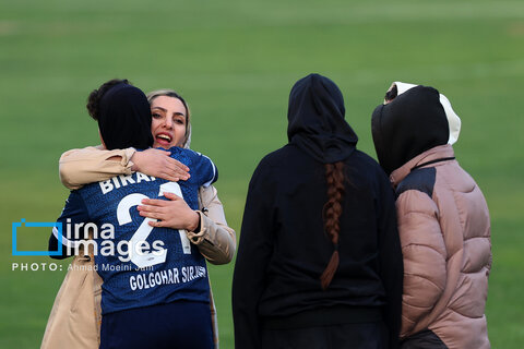 عکس روز | شادی بازیکنان تیم فوتبال زنان گل‌گهر پس از پیروزی مقابل پرسپولیس