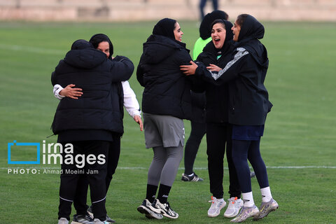 عکس روز | شادی بازیکنان تیم فوتبال زنان گل‌گهر پس از پیروزی مقابل پرسپولیس
