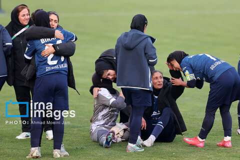 عکس روز | شادی بازیکنان تیم فوتبال زنان گل‌گهر پس از پیروزی مقابل پرسپولیس