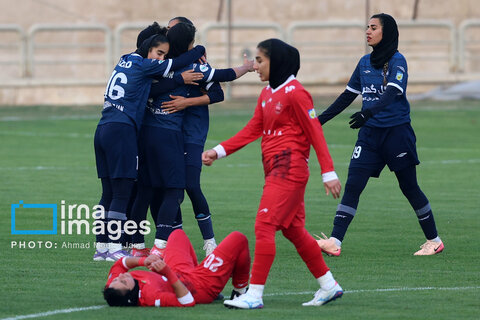 عکس روز | شادی بازیکنان تیم فوتبال زنان گل‌گهر پس از پیروزی مقابل پرسپولیس