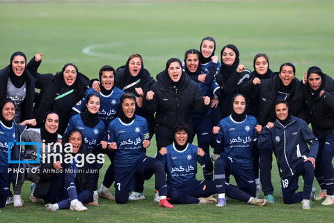 عکس روز | شادی بازیکنان تیم فوتبال زنان گل‌گهر پس از پیروزی مقابل پرسپولیس