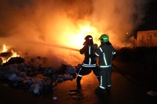 جلوگیری از خسارت به ۷ دستگاه کامیون در حریق انبار ۷ هزار متری ضایعات