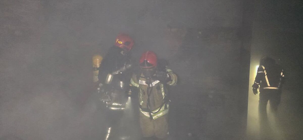 مهار حریق پرخطر انبار ضایعات حاوی کپسول گاز در جاده کلات مشهد