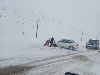 بارش برف و کولاک شدید، عبور و مرور در جاده‌های خلخال را مختل کرد