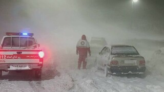 رهاسازی ۴۷ خودرو از برف در محور پیرانشهر