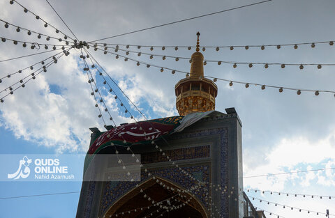 گزارش تصویری | نصب کتیبه‌های ولادت جوادالائمه در حرم مطهر رضوی