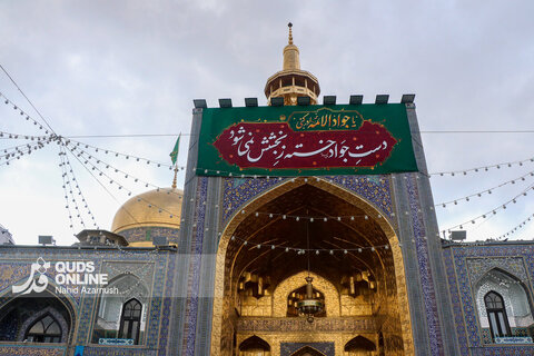 گزارش تصویری | نصب کتیبه‌های ولادت جوادالائمه در حرم مطهر رضوی