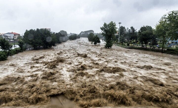 سیلاب محور دلگان-ایرانشهر را مسدود کرد