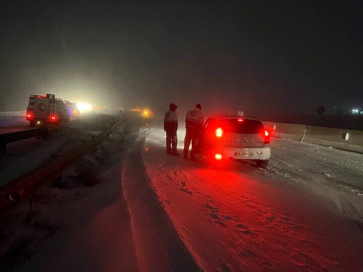 برف و کولاک ۲جاده اصلی خراسان رضوی را مسدود کرد