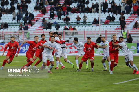 دیدار تیم های فوتبال شمس آذر و تراکتور